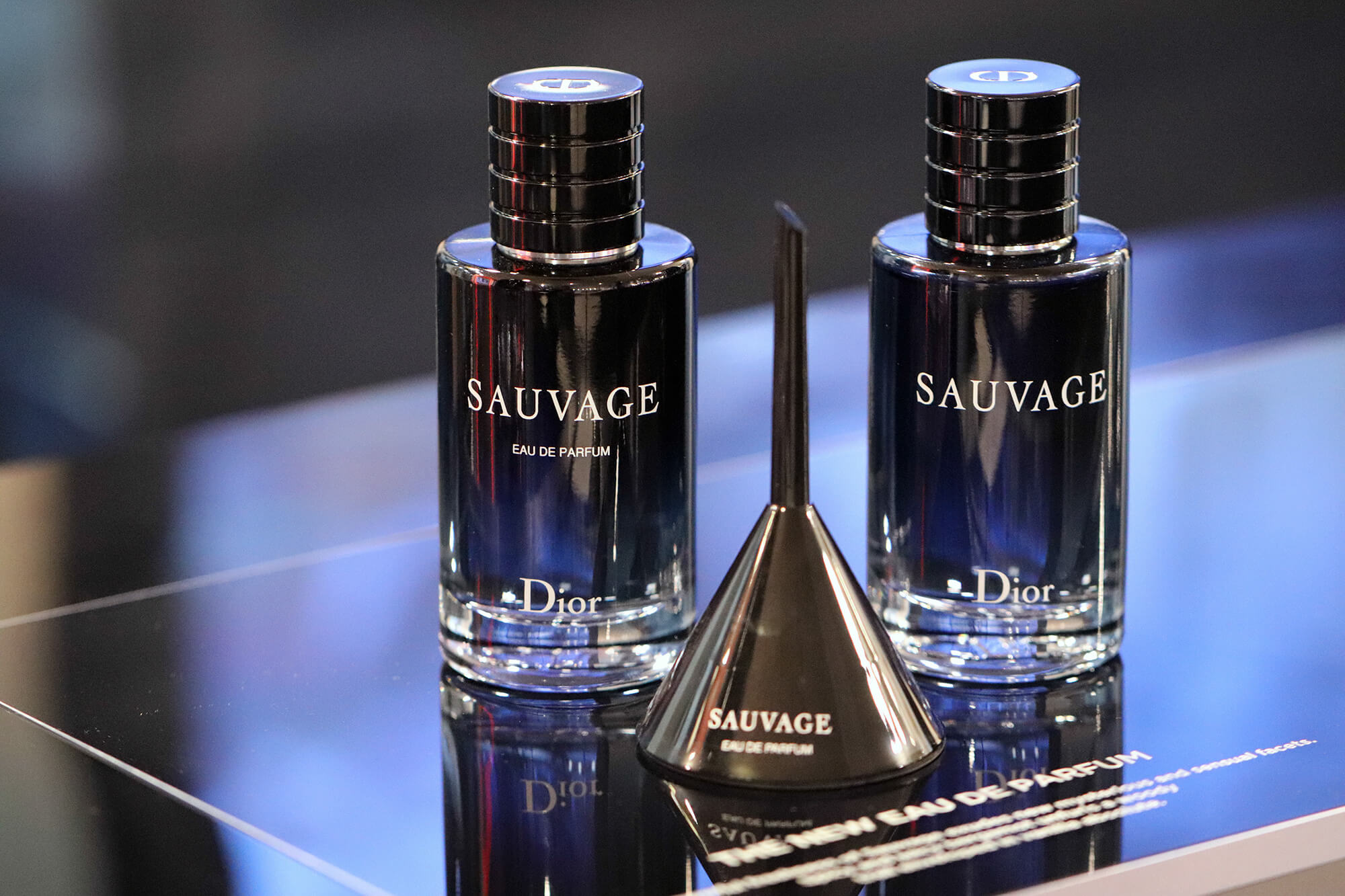 Dior, Dior Sauvage, Dior Sauvage Eau De Toilette, Dior Sauvage Eau De Toilette รีวิว, Dior Sauvage Eau De Toilette ราคา, Dior Sauvage Eau De Toilette 10 ml. Dior Sauvage Eau De Toilette 10 ml. น้ำหอมสำหรับคุณผู้ชาย มาพร้อมกลิ่นหอมสดชื่นและสะอาดจากเกรปฟรุตและลาเวนเดอร์ เผยเสน่ห์เป็นเอกลักษณ์ที่ยากจะลืมเลือน