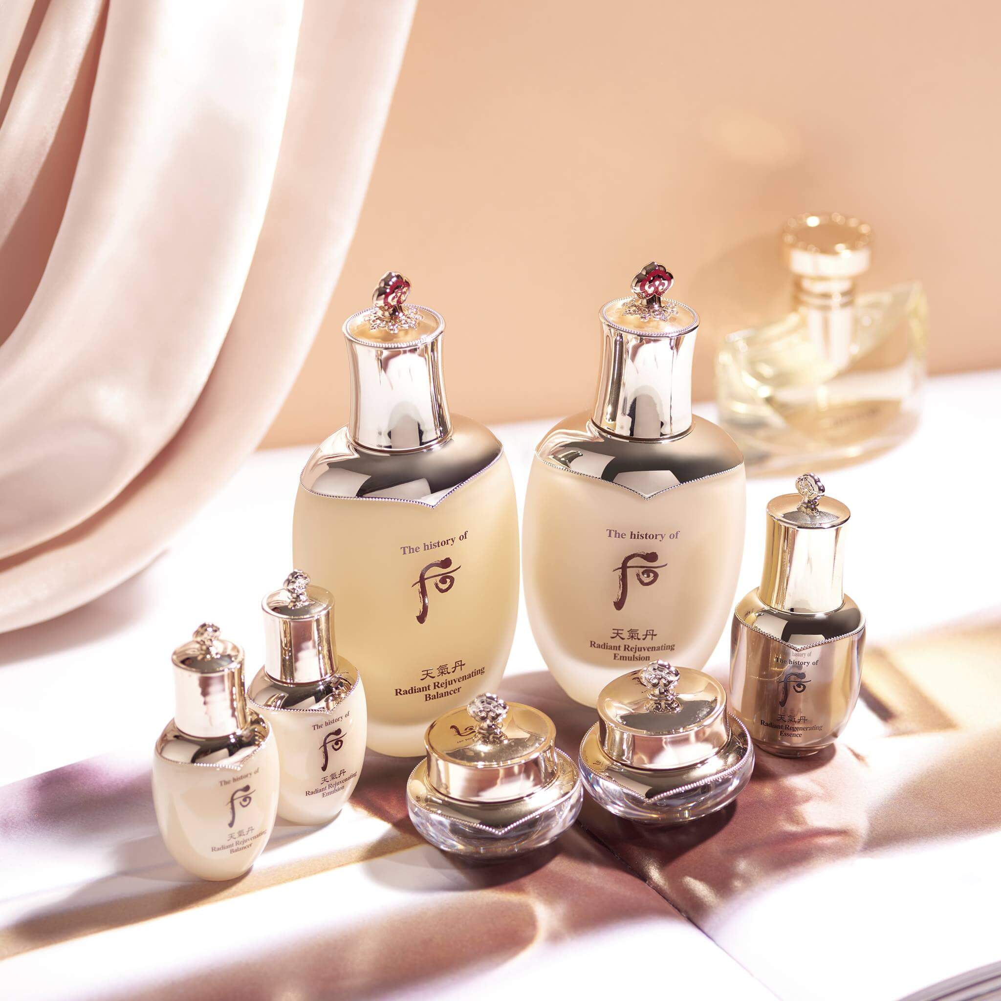 History of Whoo Cheongidan Radiant Special Gift Set 6 pcs   เซ็ตสกินแคร์ดูแลผิว สุดยอดแห่งการต่อต้านริ้วรอยแห่งวัย Cheonyul หมายถึง ความสมดุลที่ดีที่สุดในอัตราส่วนสวรรค์  ส่วนผสมหลักคือ Dendrobium Candidum Wallich ex Lindley เติบโตขึ้นในระดับ 1000 เมตร จากระดับน้ำทะเลที่มีพลังชีวิตที่แข็งแกร่งและมีผลดีต่อการดูแลผิว