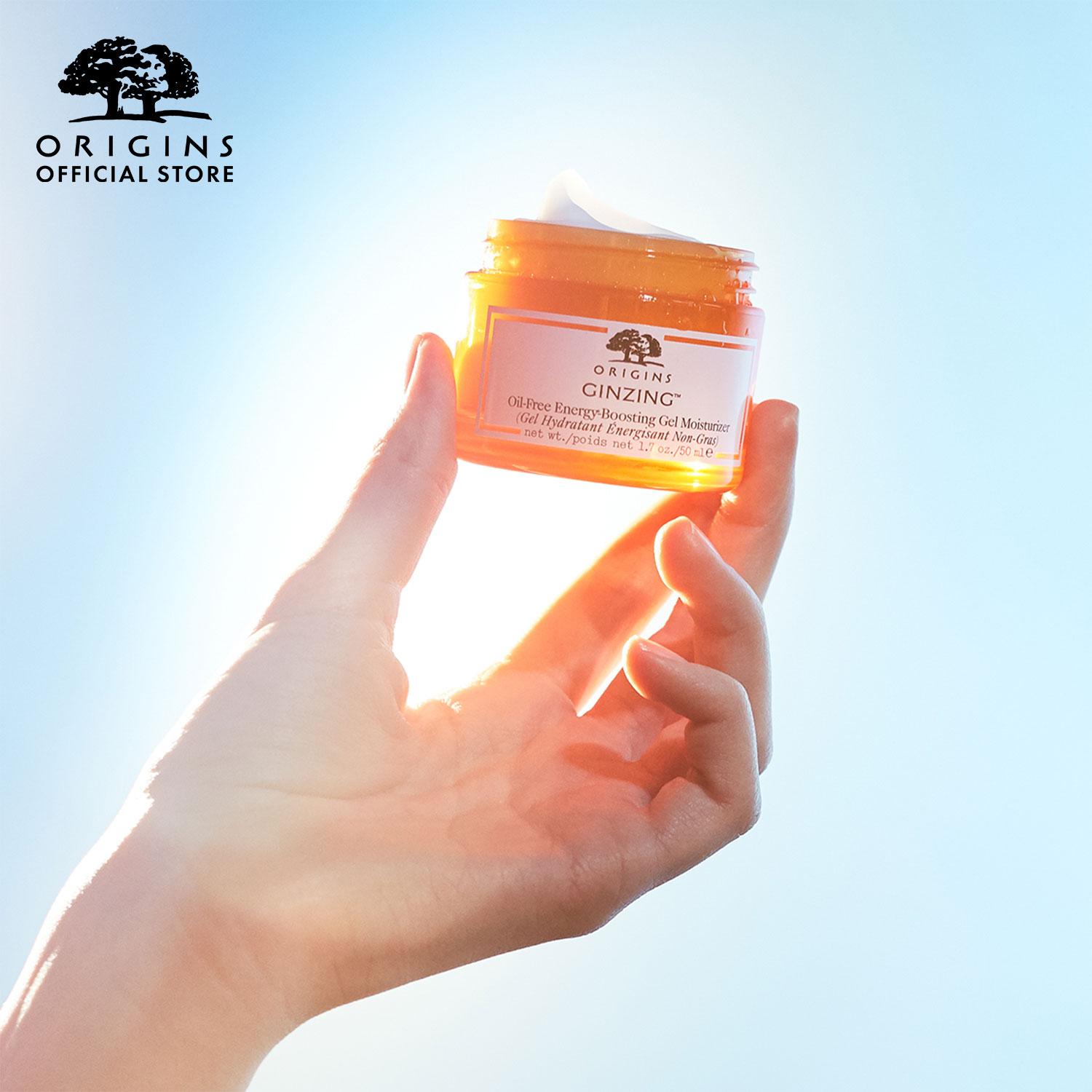 Origins Ginzing Oil-free Energy Boosting Gel Moisturizer มอยซ์เจอไรเซอร์เจลสูตรบางเบา ไม่มีส่วนผสมของน้ำมัน ทรงประสิทธิภาพด้วยเทคโนโลยี Hydra-Hug™ ช่วยเก็บล็อคความชุ่มชื้นให้คงอยู่ภายในผิวได้ยาวนานยิ่งกว่า ทั้งยังส่งเสริมการบำรุงตามธรรมชาติของผิว หล่อเลี้ยงผิวด้วยความชุ่มชื้นอย่างต่อเนื่อง   ด้วยสารสกัดจากกาแฟ (Coffee Bean) และ Panax Ginseng ที่ช่วยปลุกความเปล่งประกายตามธรรมชาติของผิว ให้ผิวแลดูสดชื่นมีชีวิตชีวาขึ้นอย่างชัดเจน